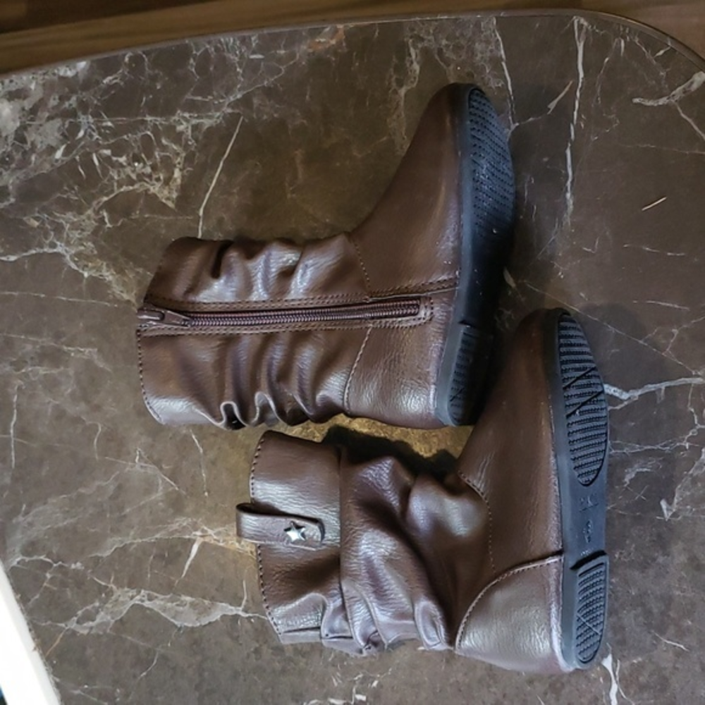 Children’s place girls boots size‎ 6